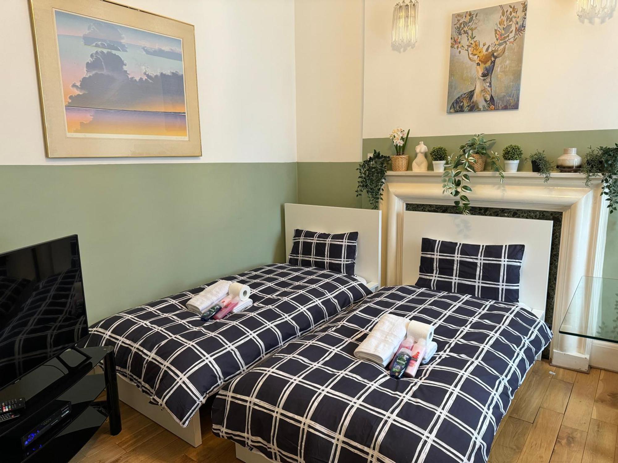 לונדון Central And Affordable Flat For 6 People In Zone 1 - Baker Street - With Breakfast Included מראה חיצוני תמונה