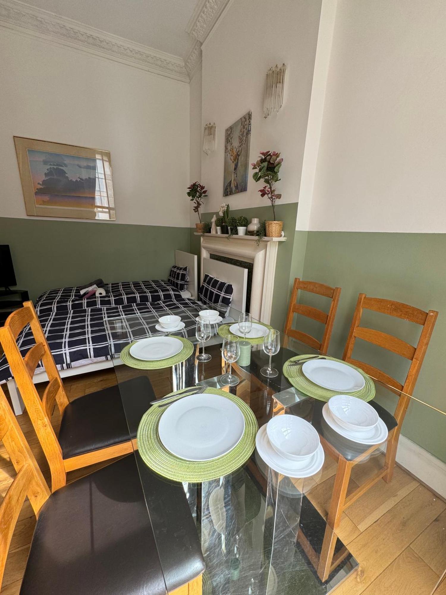 לונדון Central And Affordable Flat For 6 People In Zone 1 - Baker Street - With Breakfast Included מראה חיצוני תמונה